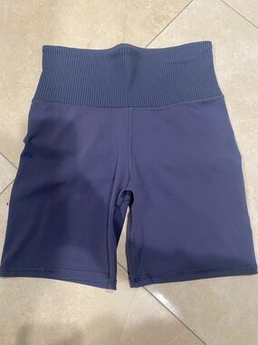 Vuori Ribbed Bike Shorts in Azure